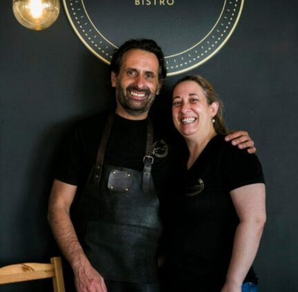 Nuno e Selma, do Gonzagalez, em frente ao logótipo do bistrô